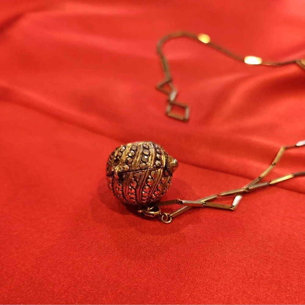 Beautiful Vintage Huguenin Swiss ladies pendant necklace watch with chain1